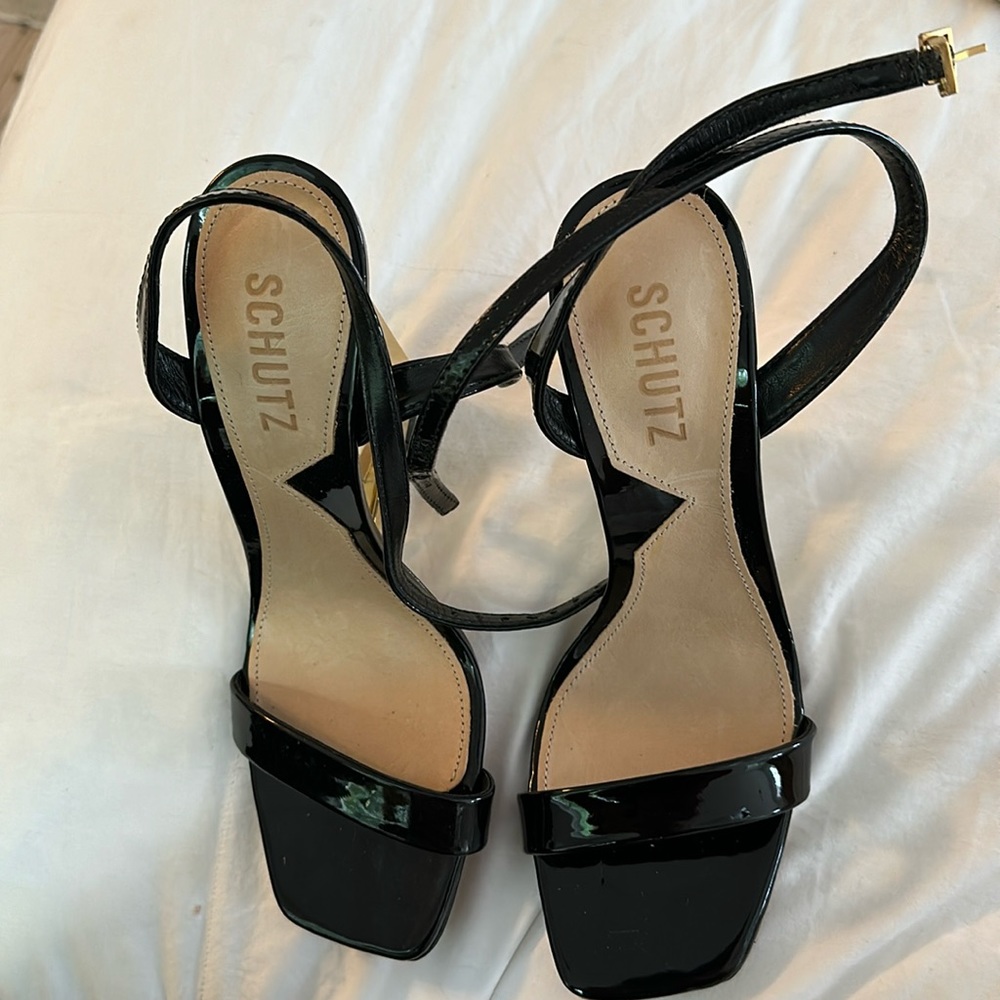 New never worn wedge gold and black Schultz